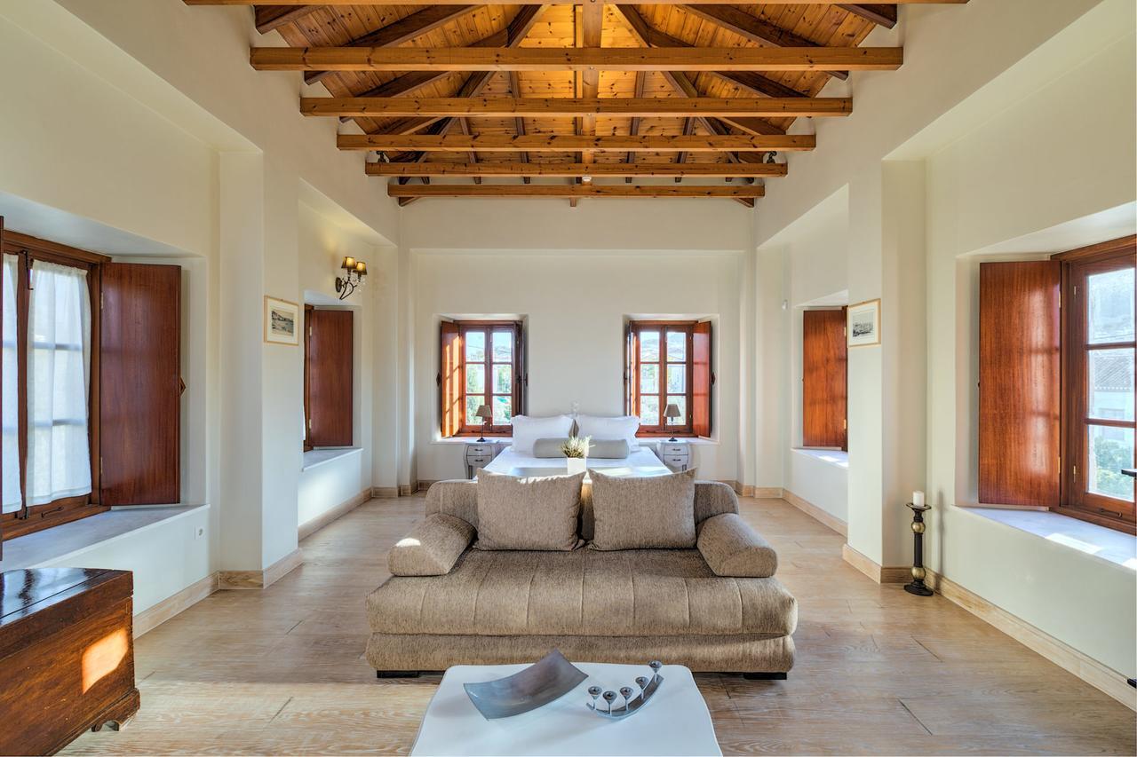 Mare Monte Luxury Suites Spetses Town Exterior photo