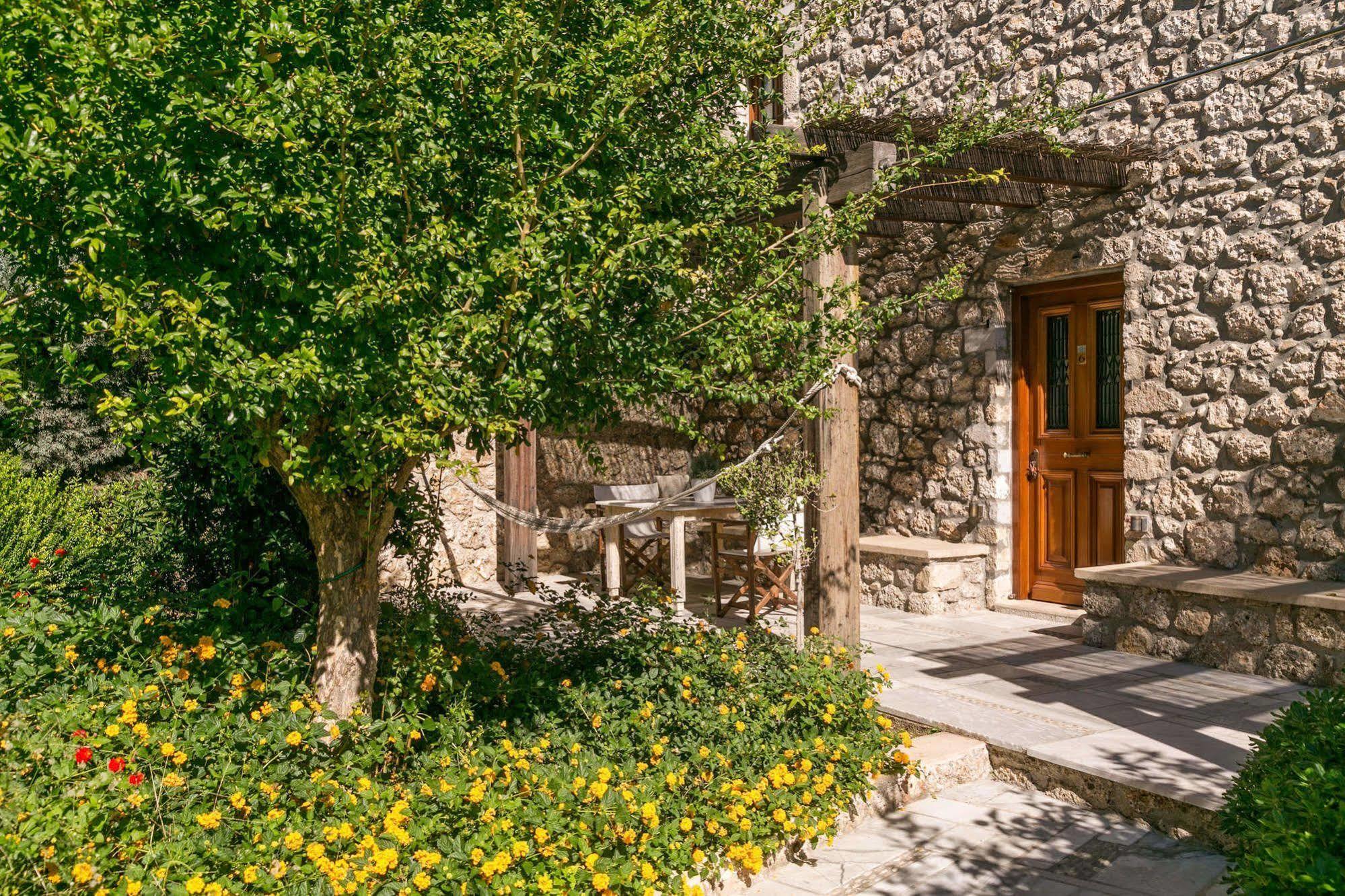 Mare Monte Luxury Suites Spetses Town Exterior photo