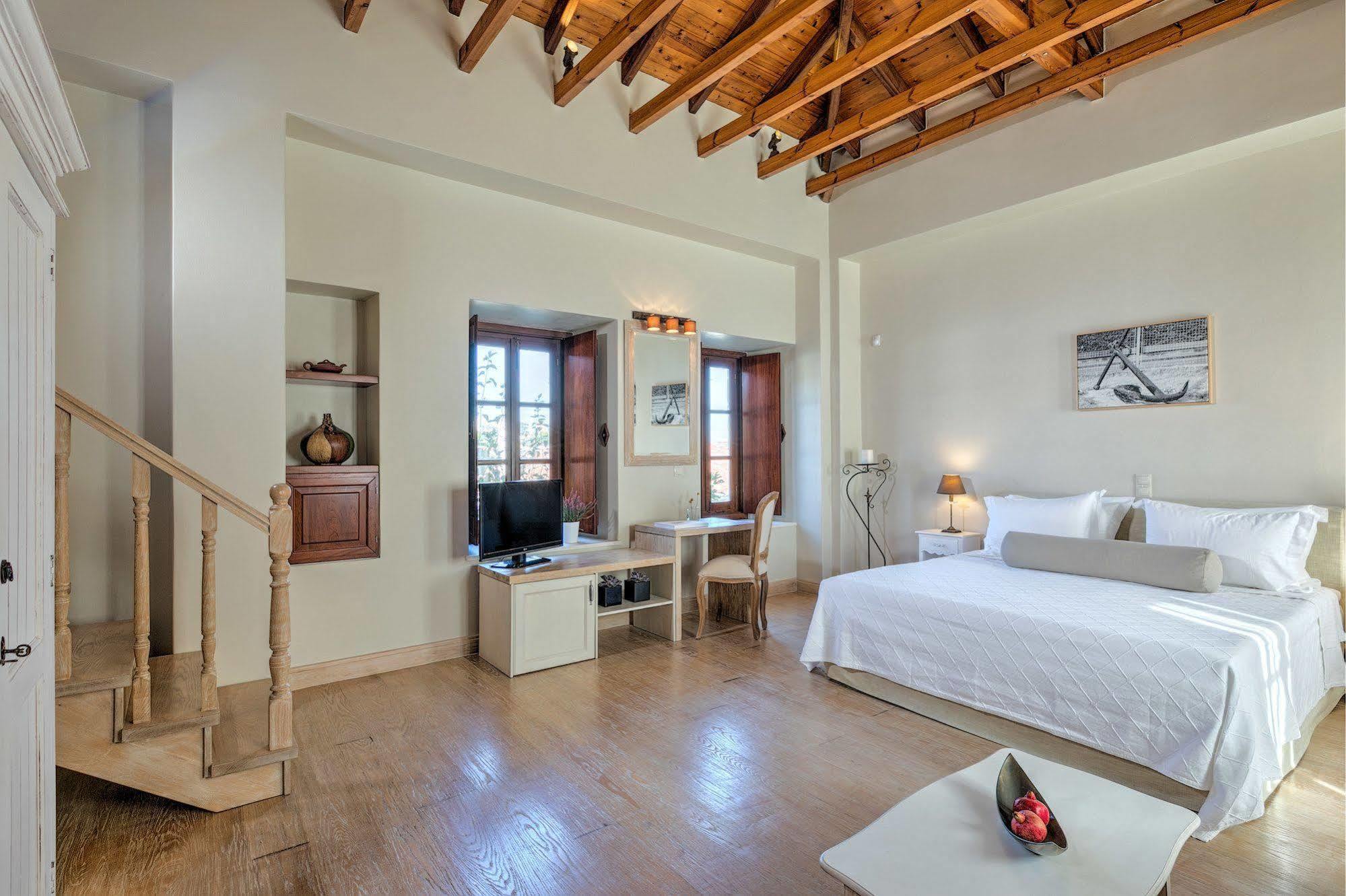 Mare Monte Luxury Suites Spetses Town Exterior photo